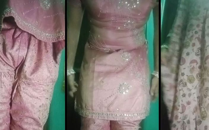 Gauri Sissy: 인도 게이 크로스드레서 마누라 Gaurisissy 핑크 살와르 쿠르타 그녀의 큰 젖탱이를 누르고