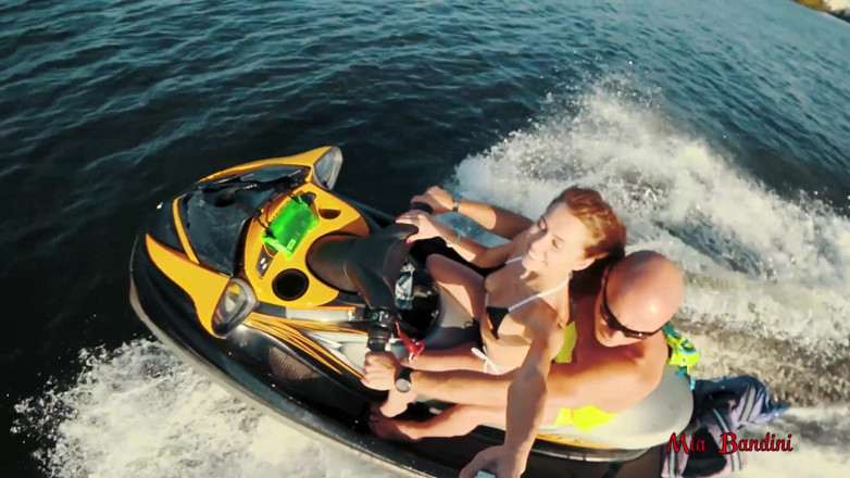 Mia Bandini: Culo all'aperto e gola giro sul jet ski