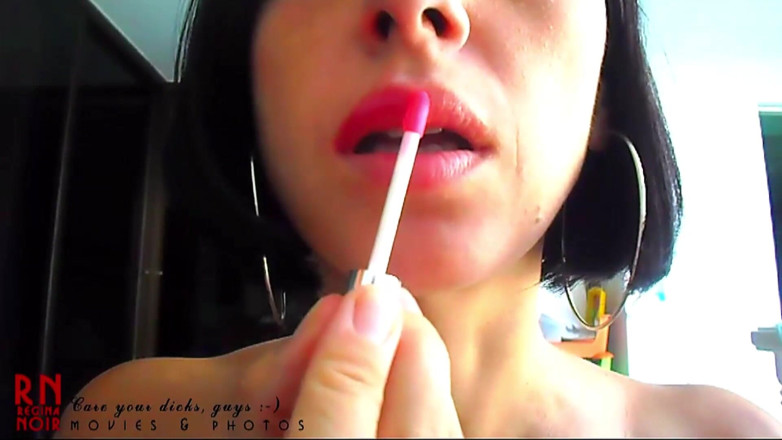 Regina Noir: Melukis bibir dengan gincu merah - bibir seksi