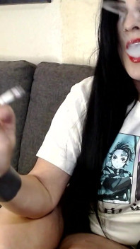 Mamă sexy fumează chiloți care fumează tricou