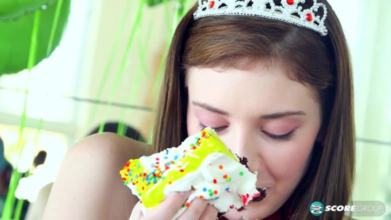 18eighteen: Blaire Ivory air mani hari jadi