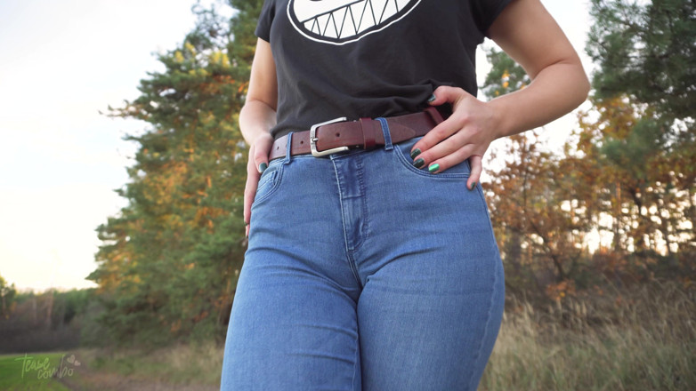Teasecombo 4K: Stepsis retar kameltå fitta i blå jeans utomhus