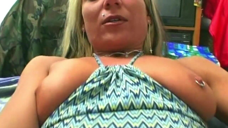 My German Amateurs: Une blonde utilise un gros gode sur sa chatte dégoulinante