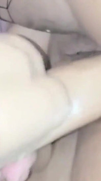 Olgun azgın orta yaşlı seksi kadın dildolarıyla mastürbasyon yapıyor