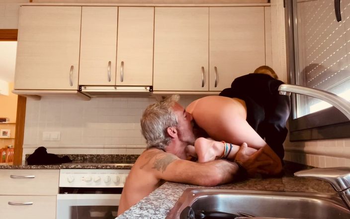 Wild Spain Couple: Kleine schwarze kapuze fickt in ihrer küche