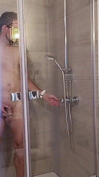 Nach einem ganzen tag auf der straße Nass solo im Hotel Dusche