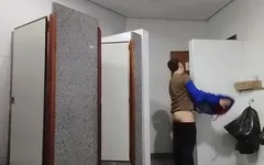 Sinema tuvaletinde kendimi teşhir yaparken neredeyse yakalanıyordum.