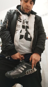 După cinematografia în WC. Dirtyjunkbro și șosete