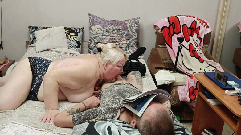 Zona901: Stiefmoeder geeft een pijpbeurt voor een portie heet sperma