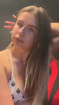 La tua bionda perfetta fuma nel reggiseno