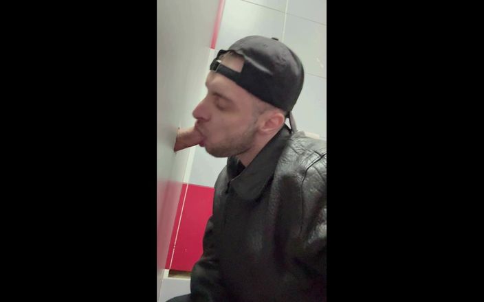 KinkySirius: Scally Chav boy en chaqueta de cuero prueba el gloryhole...