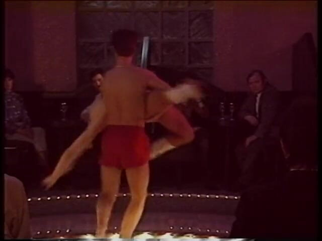 Irresistible Strippers: Блондинка стриптизерка нахиляється, показуючи поголену кицьку