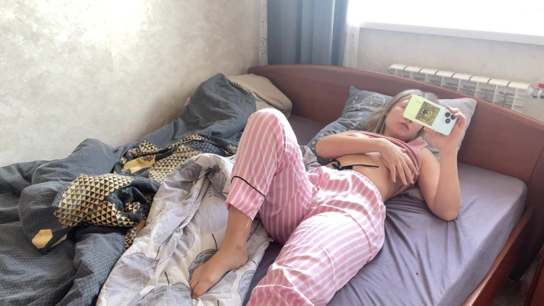 Stacy_via: 妻が私たちのベッドで見てイく