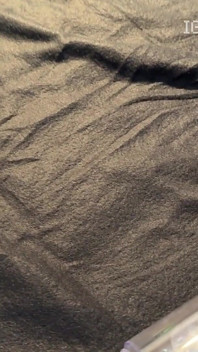 Uzun bacaklı en ateşli seksi sarışın okul üniformalı etekli ve diz üstü çoraplı büyük yaraklı bir adamın büyük taşaklarını boşaltıyor