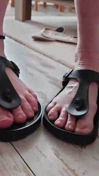 Barefoot Slide Show with a Nylonjunge in Birkenstocks