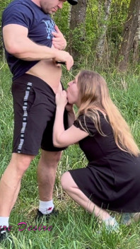 继女在草地上给她的继父一个惊人的手交和口交