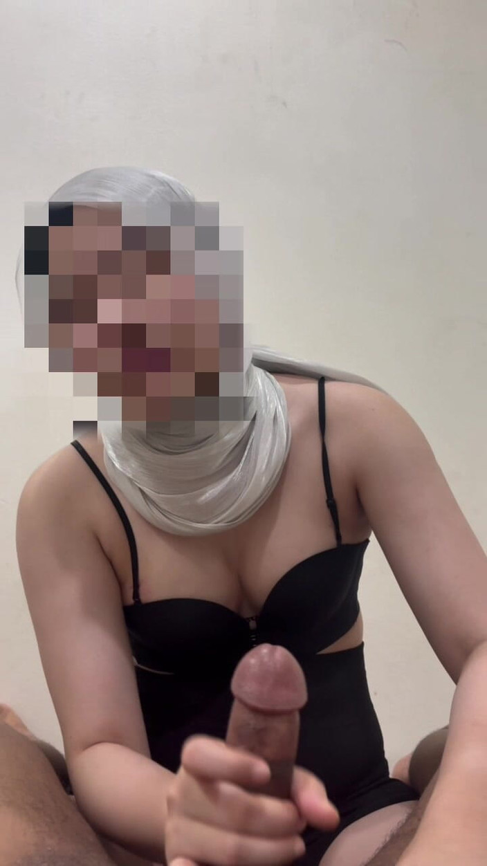 Mommy Puchong: Gadis Melayu Berkerudung Mengisap Batang Sampai Ejakulasi