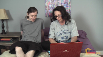 Horny Household: Seduzione nella camera d'albergo della mia matrigna arrapata