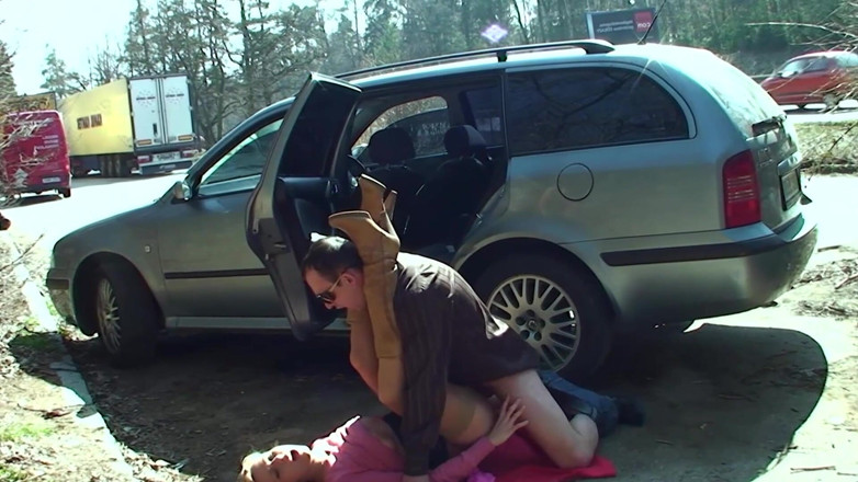 Wild outdoor milfs: Blondýnka a brunetka hardcore venkovní sexuální sezení