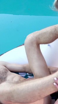 Kolam renang luaran Chloe Foster melantun strap-on pada duburnya