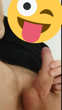 Przeszklenie mojej czarnej koszulki z białą kremową spermą