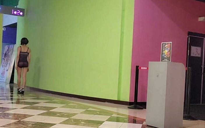 NotAFuta: Exhibitionist spelen in theatergang en toilet