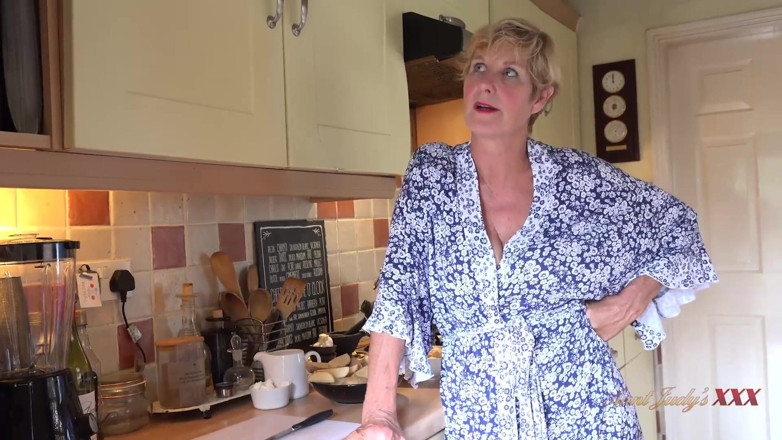 Aunt Judy's XXX: Judysxxx - tettona casalinga matura succhia il tuo cazzo in cucina (punto...