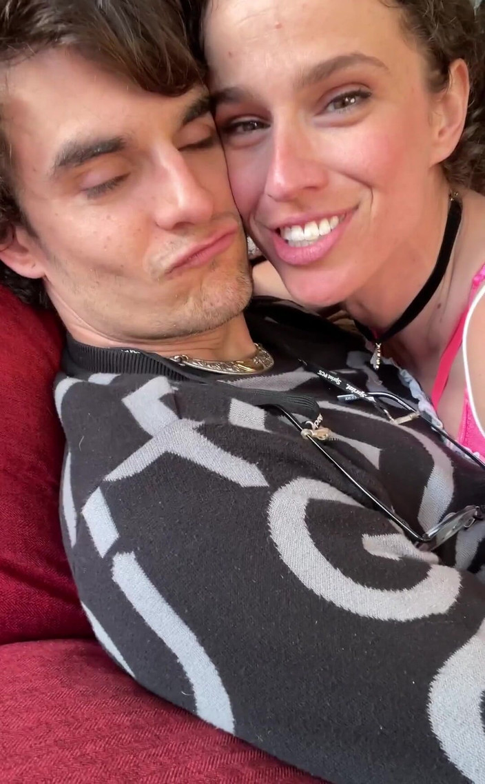 VibeWithMommy: Aku dan pacarku lagi asik main-main waktu teman-temanku di kamar...