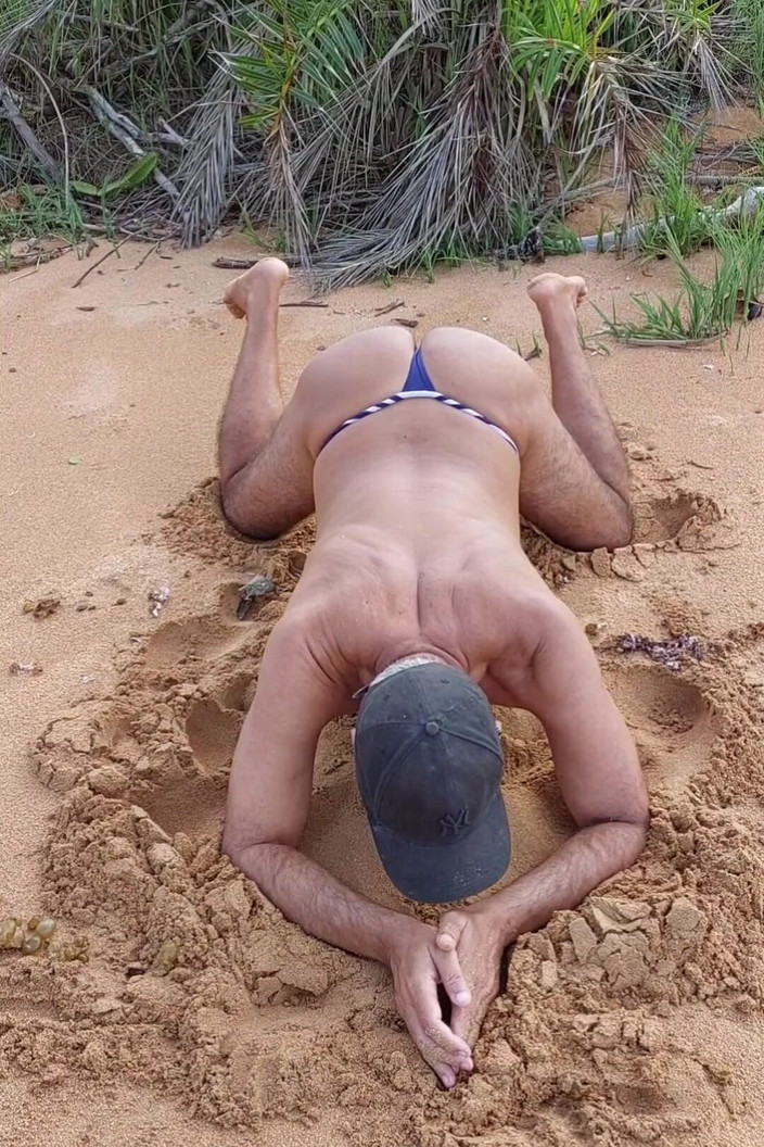 Ladysilvas: Ladysilva in bikini sulla spiaggia mostra il suo culo caldo...