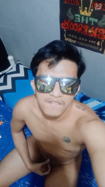 Rent A Gay Productions: सेक्सी फिलिपिनो ट्विंक अपने लंड के साथ खेल रही है