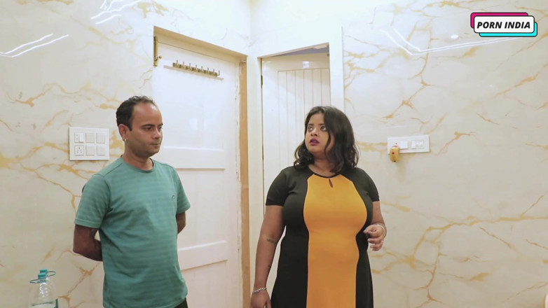 Porn India Studio: Une desi pulpeuse se fait baiser par une belle fille