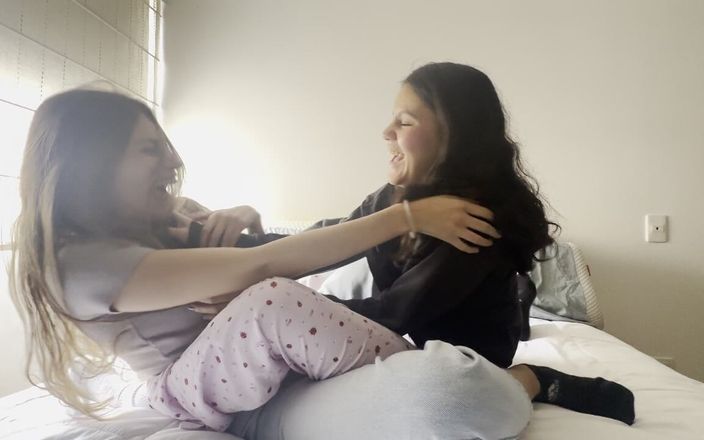 scarlettandc: Mój najlepszy przyjaciel uczy mnie ssania cipki i orgazmu