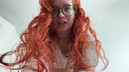 Veggiebabyy: Tamamen güçsüzlüğüne gülüyor ve boşalıyor