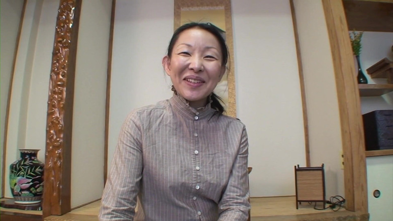 Japan Lust: Zralá japonská babička se svléká pro creampie do kundičky