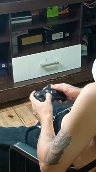 玩电子游戏时的美味而激烈的口交