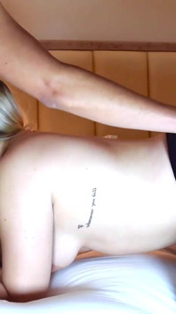 Die blonde jill lutscht das sperma aus ihrem schwanz in ihrer glänzenden schwarzen strumpfhose