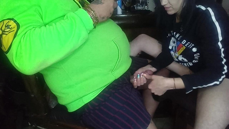 MysticBella: Ich gebe ihm einen handjob mit seinem sperma über meinen händen