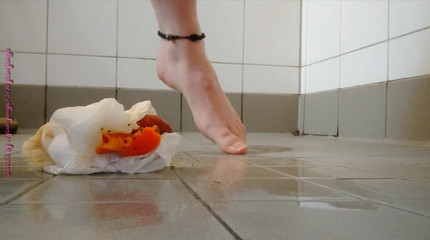 Carmen_Nylonjunge: Sticky feet in the shower