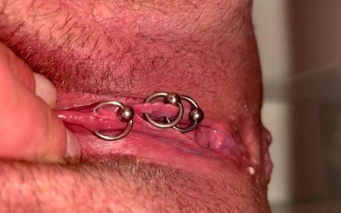Aqua Pola: Memek berbuluku pertama kali kencing dan itil dan lubang pantatku...