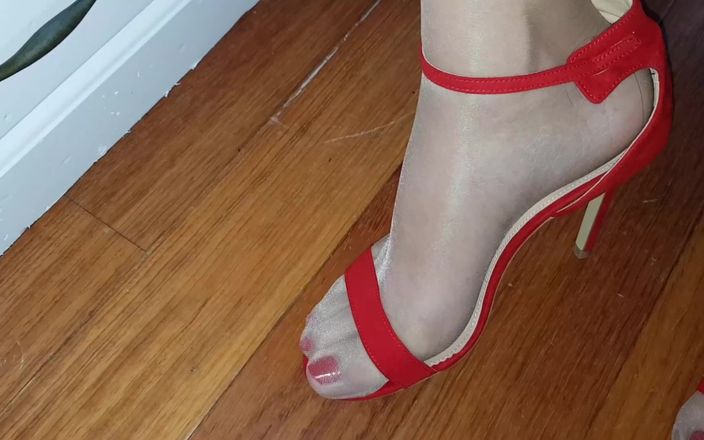 Dani Leg: Фигуристые ноги, обнаженные колготки и горячие красные ногти и обувь