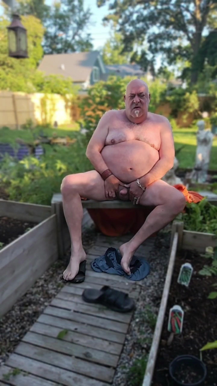 beardaddychub: Mi godo il mio cortile - nudo!