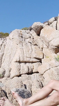 Giovane fusto beccato a masturbarsi in spiaggia accanto agli scogli