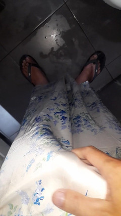 Naomisinka: Crossdressing cum vistiendo satén halter neck vestido