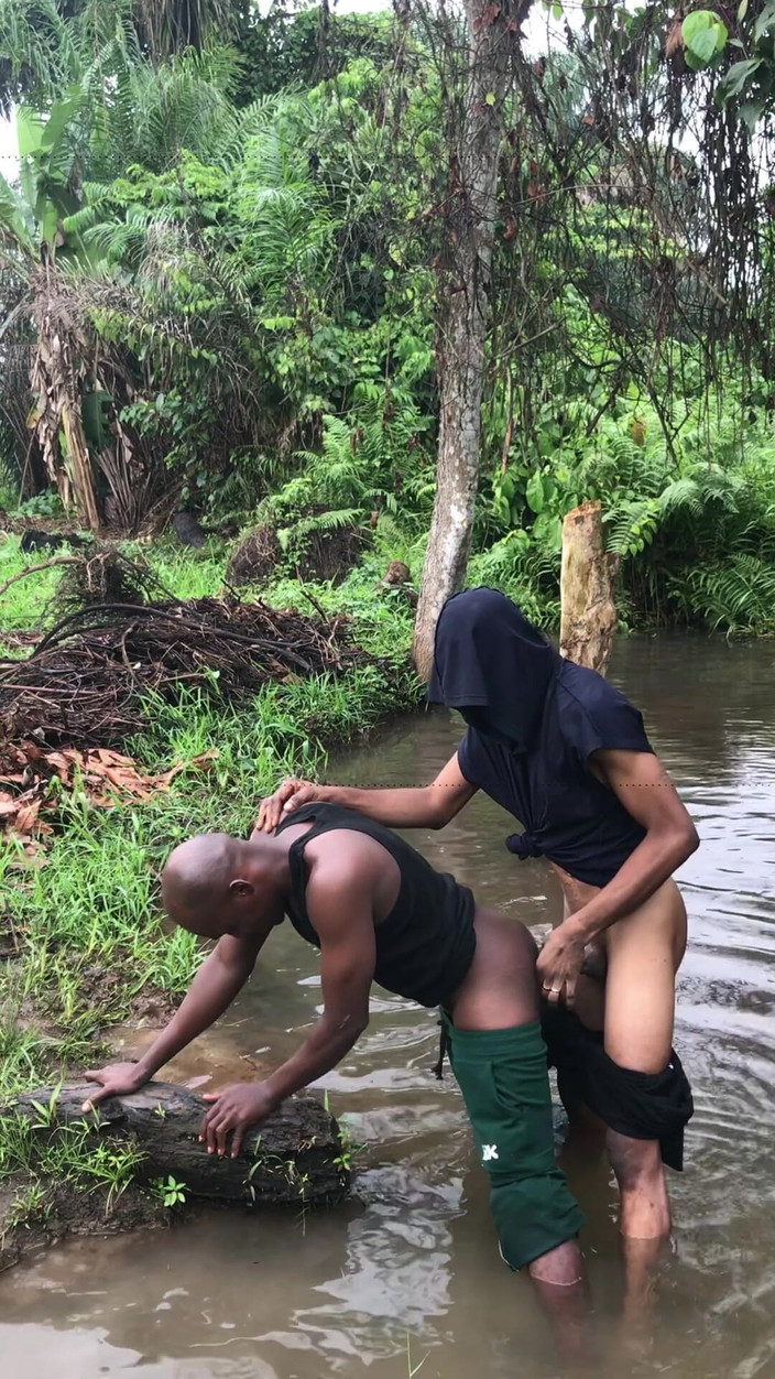 Sexylary: Нигерийские пареньки где застукали за сексом в болотной реке с кустами, округляющими их