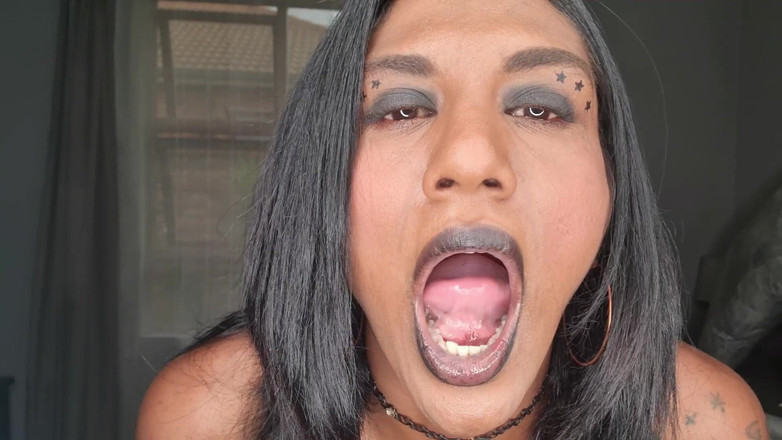 domslutfucker: India puta hablando sucio mientras juega, mostrando su lengua y...