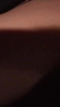 Зріла блондинка дрочить на відкритому повітрі