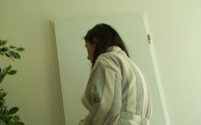 All Those Girlfriends: Video de cerca de Barbarela masturbándose en la ducha