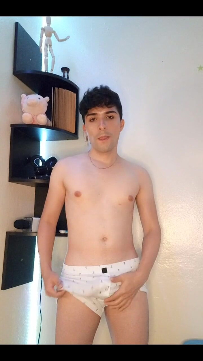 Diego_latinboy: Große beule mit kurzer hose