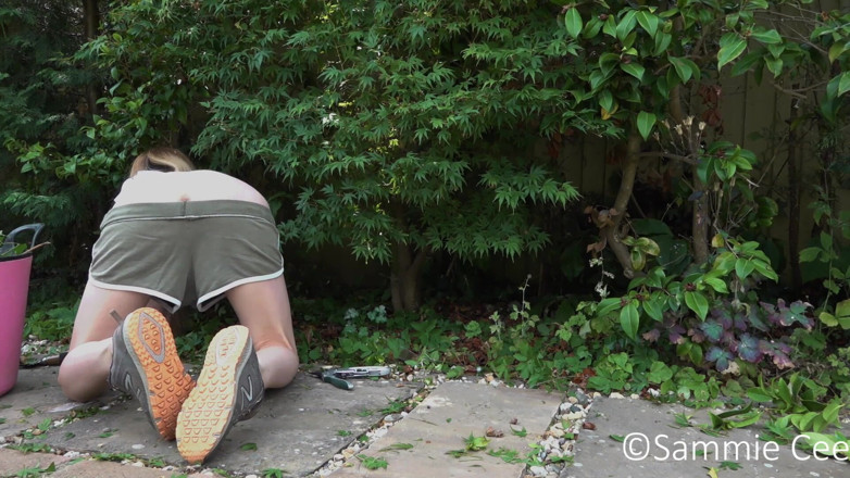 Sammie Cee: Gardeners Butt Pussy Flashing