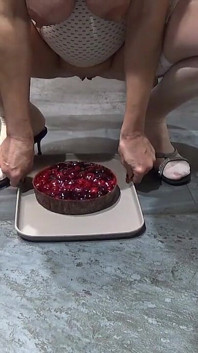 Pastana işiyorum ve ayaklarımla eziyorum
